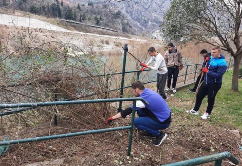 Mostarski srednjoškolci uče pomažući zajednici - Mostarski srednjoškolci uče pomažući zajednici